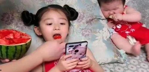 女儿跟爸爸吃瓜,共享夏日吃瓜时光