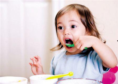 小宝吃瓜不刷牙,口腔健康问题引关注