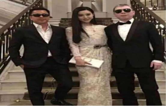 老头吃瓜的新闻,揭秘老头吃瓜背后的故事