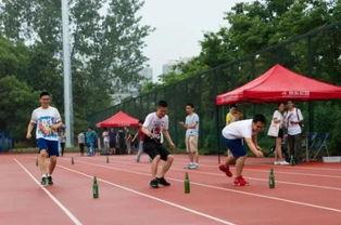 校园吃瓜在操场,吃瓜群众的欢乐盛宴