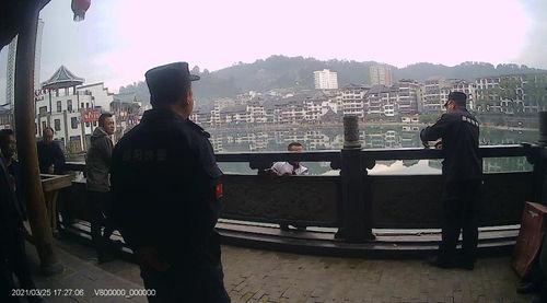 重庆男子欲吃瓜,挑战“吃瓜”新境界